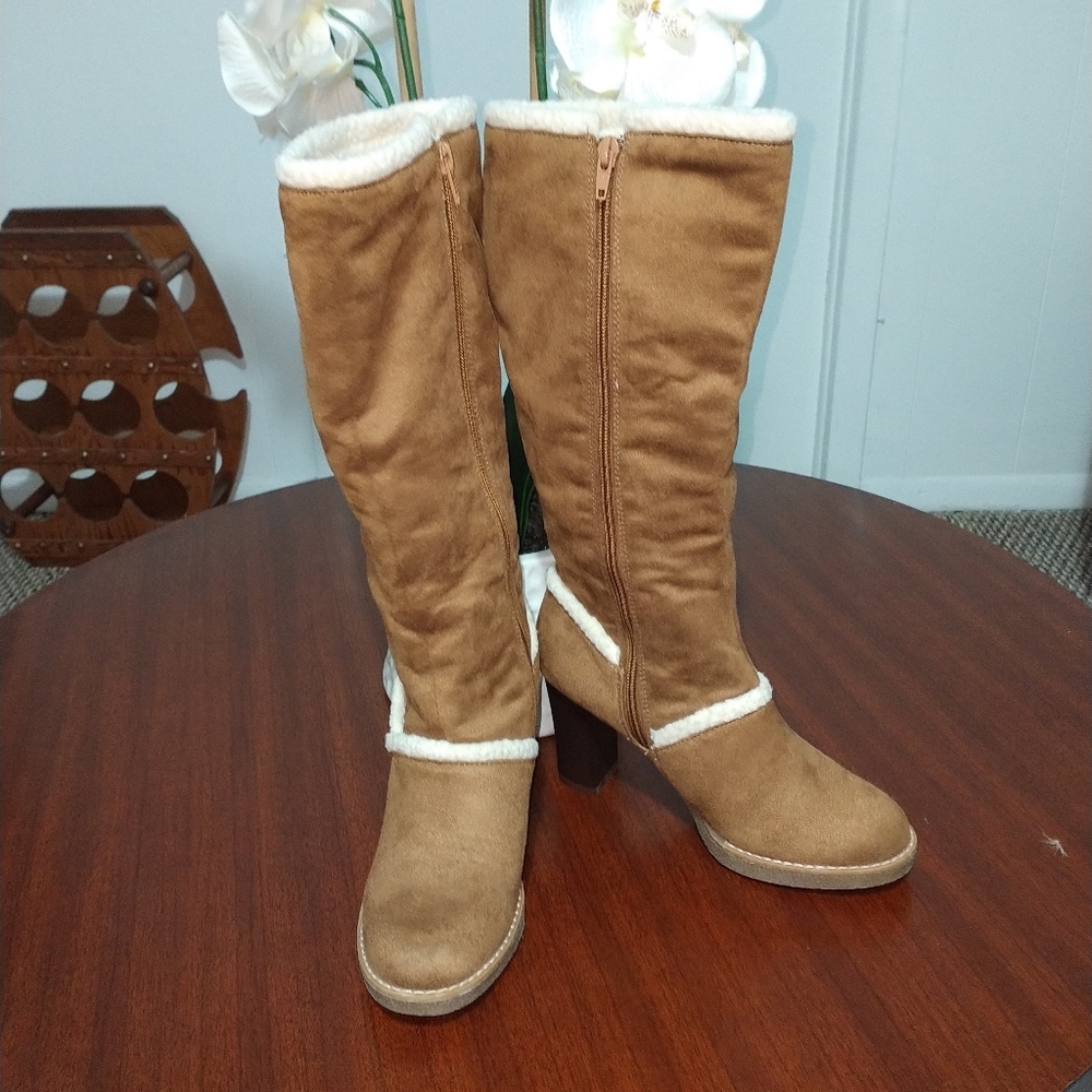 Women's Boot 👢 - Picture 2 of 5